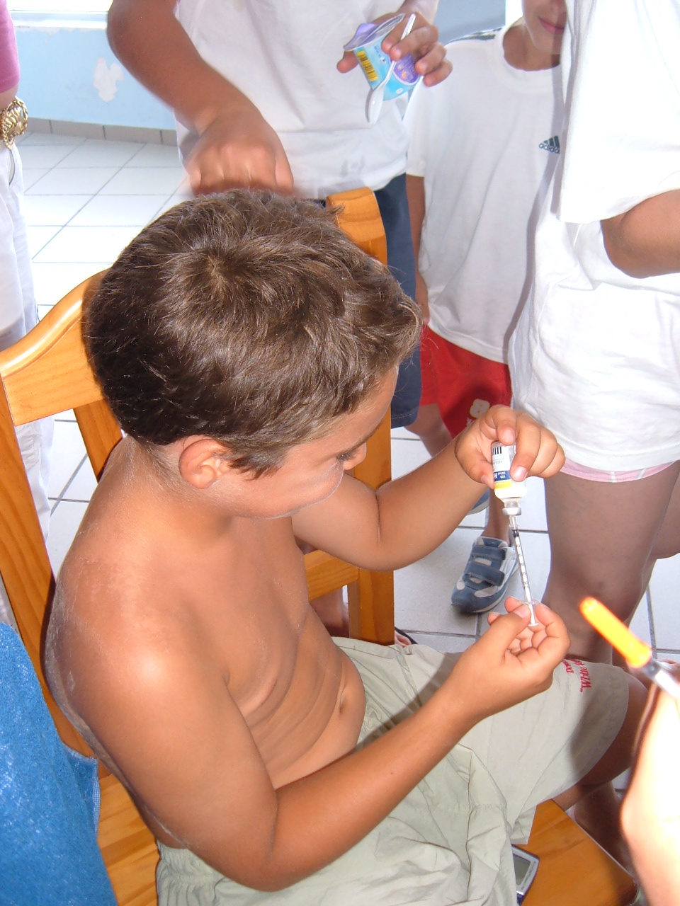 Fig.3.24. Niño autoinyectándose insulina. Campamento educativo